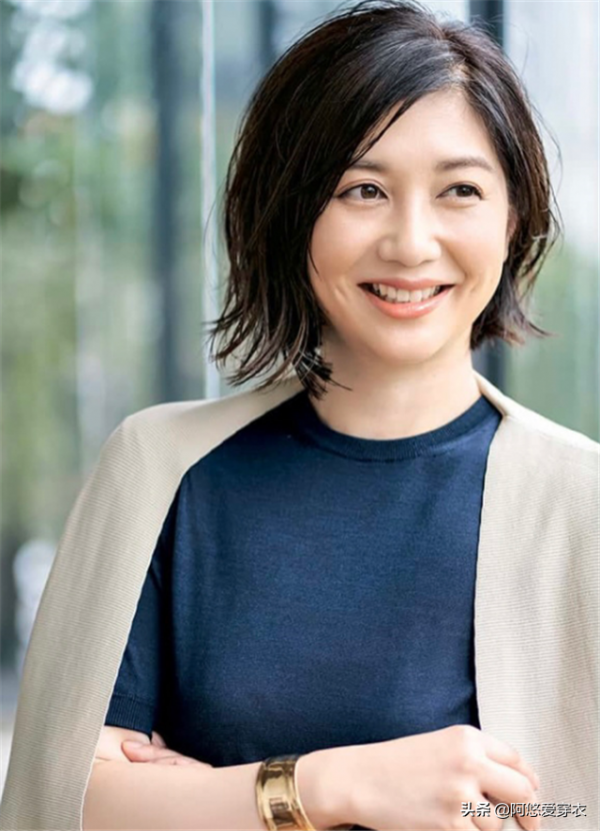 會燙髮才不顯老!給40歲以上女人的髮型建議:色淺、卷大、齊肩 會燙髮才不顯老!給40歲以上女人的髮型建議:色淺、卷大、齊肩