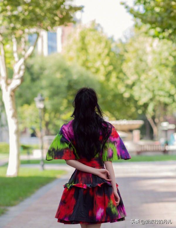 迪麗熱巴一襲彩色連衣裙優雅動人，盡顯異域風情