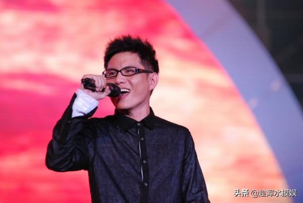 李玉剛的辛酸從藝之路曾跳河、乞討過。可謂臺上一分鐘臺下十年功