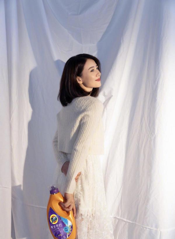 42歲的高圓圓才是“阿姨圈頂流”，黑色外套搭配百褶裙，減齡洋氣