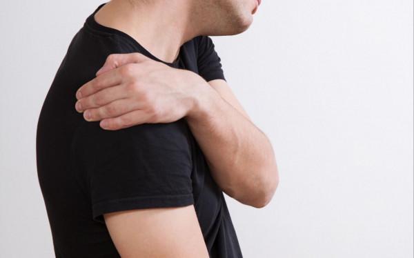 抱頭轉頸、擴胸轉肩，放下手機假期動起來