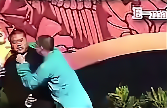 曹雲金臺上掐住岳雲鵬脖子，觀眾以為是玩笑，沒想到險些釀成大禍