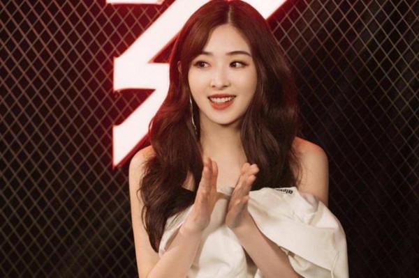 張含韻再度上央視晚會舞臺，採訪時穿著綠色仙女裙，直言很是激動