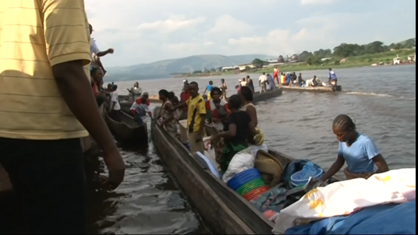 非洲瘋狂貨輪,竟然載上了2000人,遠遠看去就像一個漂浮的貧民窟 非洲瘋狂貨輪,竟然載上了2000人,遠遠看去就像一個漂浮的貧民窟