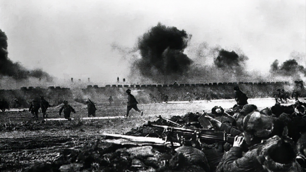 志願軍缺汽車！還故意讓美軍飛機炸！彭總得知內情大喜：全軍推廣