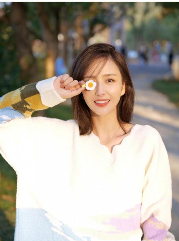 佟麗婭38歲也少女，穿拼色寬鬆毛衣，剪清爽飄逸的齊肩短髮