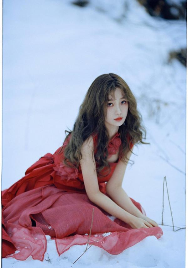 虞書欣生日拍美照，大雪地裡穿吊帶裙扮“在逃公主”，真是不怕冷