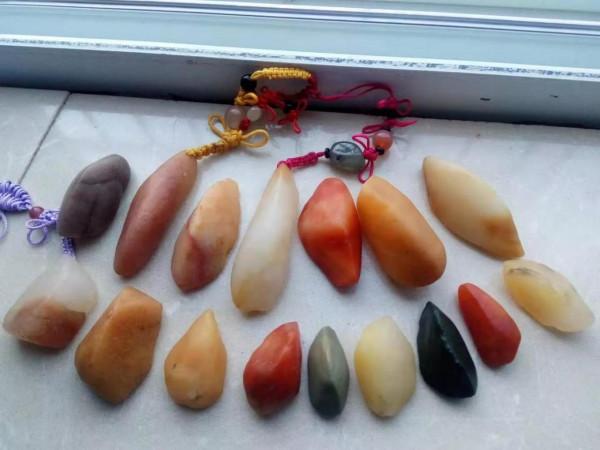 《戈壁天然混成類似形狀怪獸、風遺留痕跡在泥石金絲玉寶石光等》