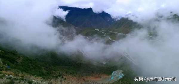 西藏新疆環遊第六站-雲霧中天路72拐好美，怒江大峽谷堵車真危險