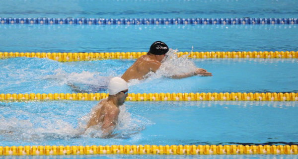 中國游泳隊超級逆轉！日本隊領先整場，最後15米被中國隊絕殺奪金