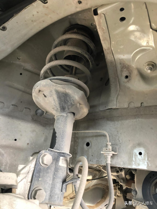 冷車啟動打方向時嗡嗡響，並且轉動方向盤時會感覺到很重是啥情況