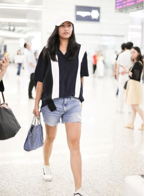 “破爛邊”的6釐頭牛仔褲，瞿穎女神的大媽神韻，網友：老了