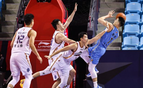 CBA裁判惹爭議!首鋼核心球員惡犯被無視!名嘴蘇群高呼不解 CBA裁判惹爭議!首鋼核心球員惡犯被無視!名嘴蘇群高呼不解