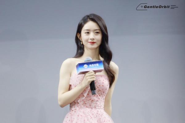 趙麗穎一身一字領蕾絲連衣裙，如花仙子好美好水靈