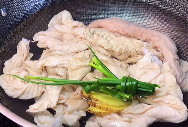 冬天乾冷，來盤秘製硬菜滷肥腸，方法比例大公開，爽滑可口無腥味