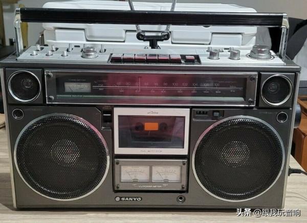 三洋 於1979年推出M9990行動式收音機、錄音機