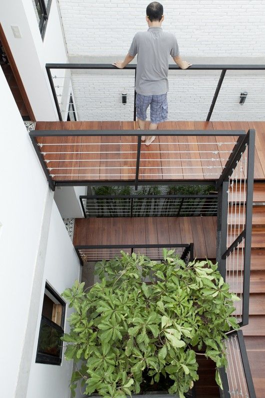 越南一棟房子4、5層,又高又窄,為什麼要把臥室分佈在天井兩側? 越南一棟房子4、5層,又高又窄,為什麼要把臥室分佈在天井兩側?