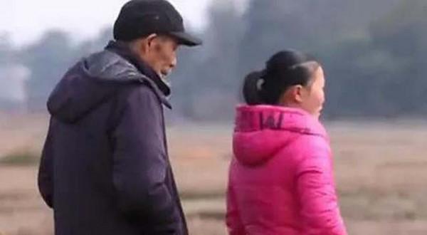 8年前，湖南71歲郎中生一男孩，如今由外婆照顧，夫妻倆在外旅遊