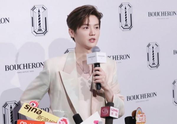 路人偶遇鹿晗踢足球，素顏也好顯眼，狀態優秀完全看不出31歲