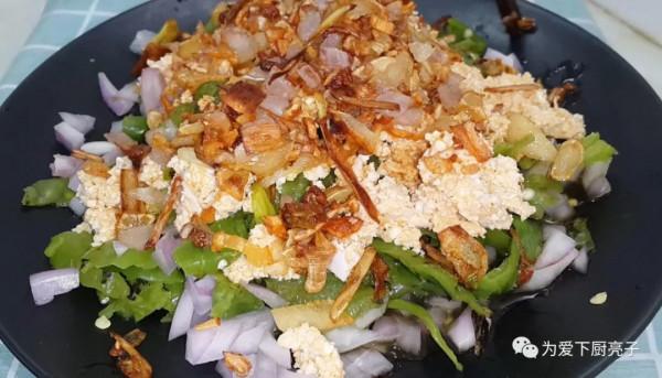 夏天要多吃涼拌菜，加一個鴨蛋，比蟹黃魚子醬還香，下酒又下飯