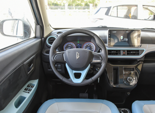 凌寶UNI，第三款高仿五菱的國產代步車，車標像藍芽LOGO