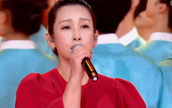 國慶晚會明星造型：劉嘉玲美豔開場，朱一龍寸頭獻唱，劉濤甜美