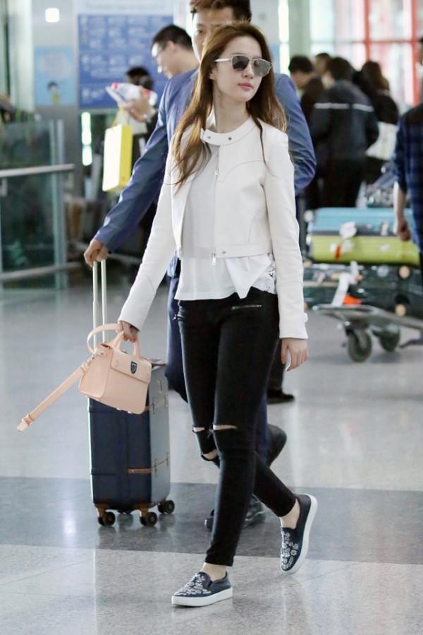 劉亦菲在國外也這麼保守,紗裙裡面還套條牛仔褲,感覺挺累贅的 劉亦菲在國外也這麼保守,紗裙裡面還套條牛仔褲,感覺挺累贅的