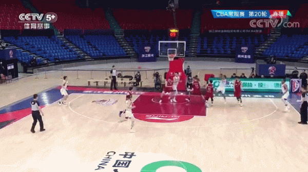 重罰朱旭航！故意墊腳張展瑋被吹違體犯規，易建聯都看不慣想打他