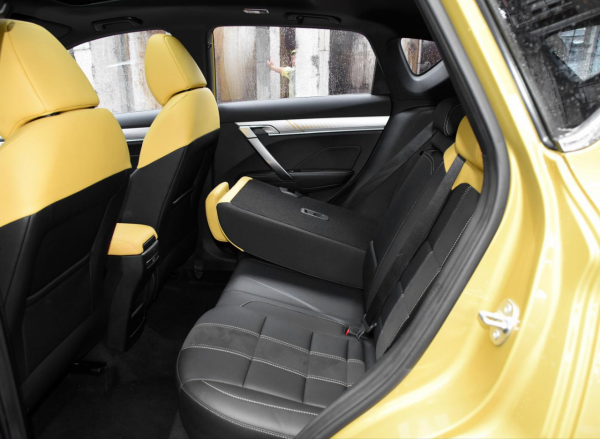 吉利繽越對比哪吒V Pro 10萬級小型SUV選燃油還是新能源？