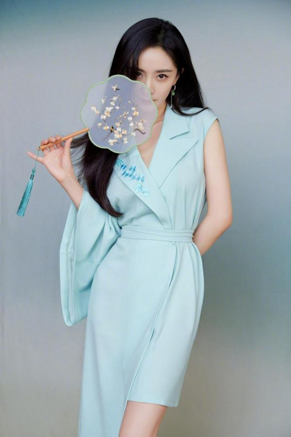 楊冪國風新造型溫婉可人 手拿團扇半遮面美翻了 楊冪國風新造型溫婉可人 手拿團扇半遮面美翻了