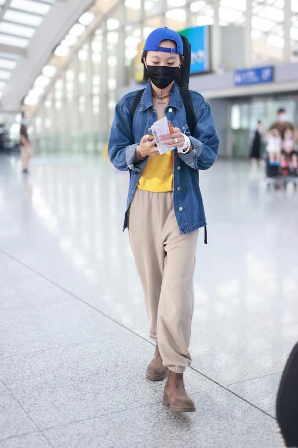 竇靖童越來越美，愛心西裝配條紋襯衫瀟灑時髦，有王菲的範兒了