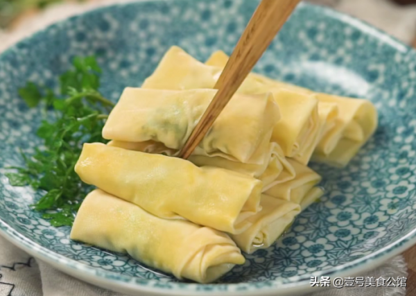 雞汁特色的薺菜百葉捲,鮮嫩好吃,營養美味,老少皆宜的美食 雞汁特色的薺菜百葉捲,鮮嫩好吃,營養美味,老少皆宜的美食