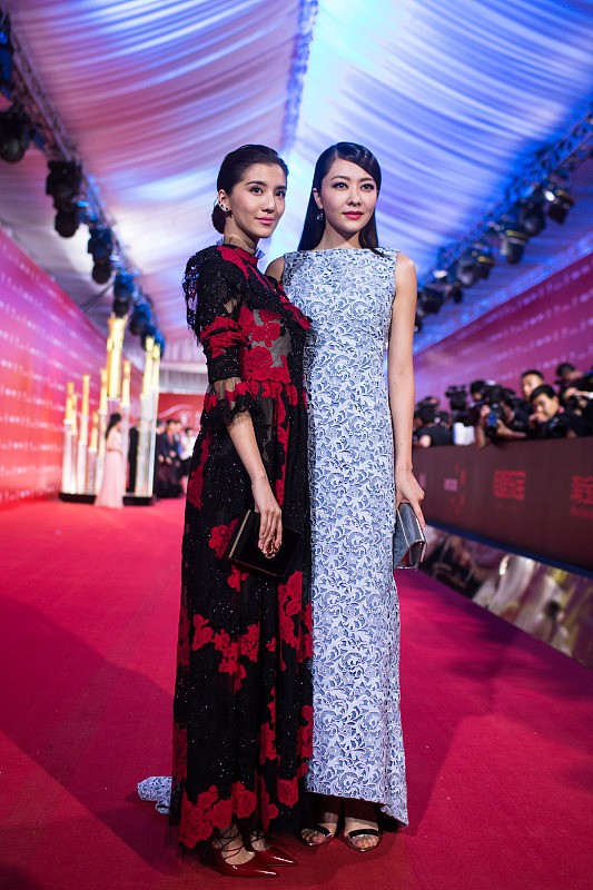 熊黛林的腿也太長了吧，就算穿設計很簡單的裙子，腿也不顯短