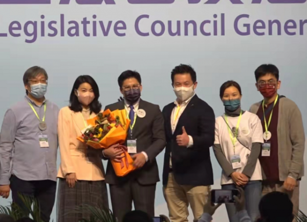 霍啟剛當選議員太有排面！郭晶晶穿西裝送花好恩愛，氣質變化太大