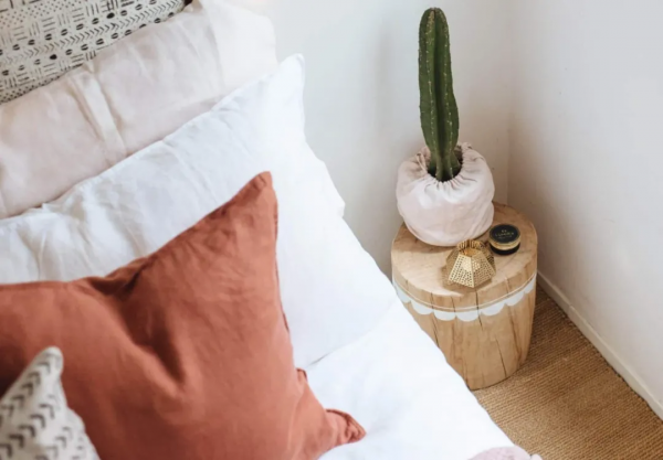 想改變臥室的風格，可以先從一些好看的床頭櫃開始