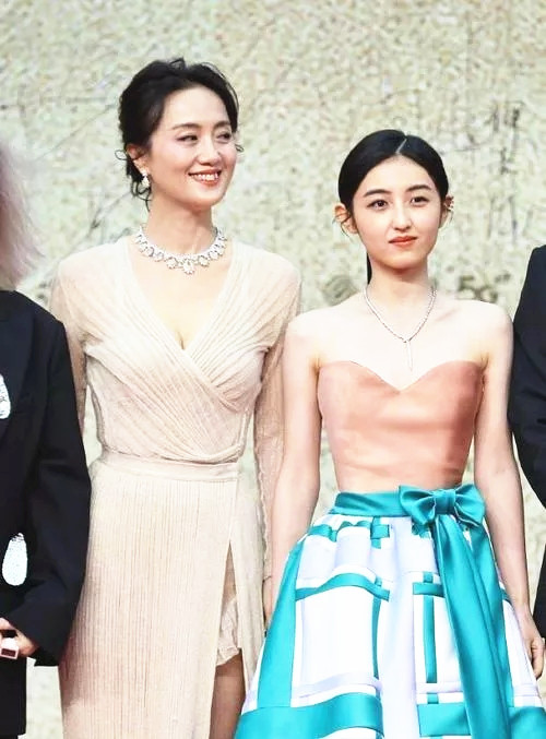 朱媛媛獲獎罕見穿禮服，誇張項鍊價值不菲，網友：朱媛媛是誰？