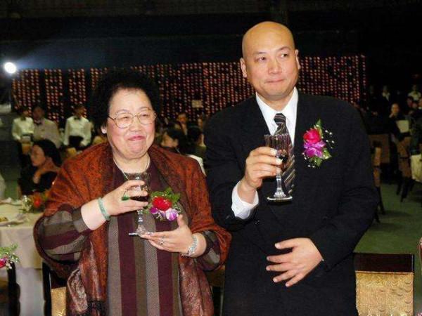 嫁給&quot;唐僧&quot;的陳麗華，靠紫檀賺500億身家，北京一環擁有半條街