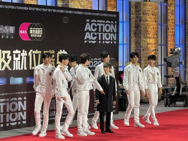 踩沙袋拍戲、穿高跟走紅毯，男星個頭成謎？同臺現原形誰假誰尷尬