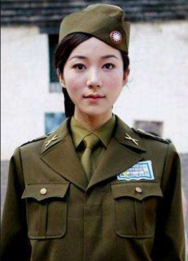 女明星軍裝造型有多浮誇？有人不捨大紅唇，有人腳踩10公分高跟