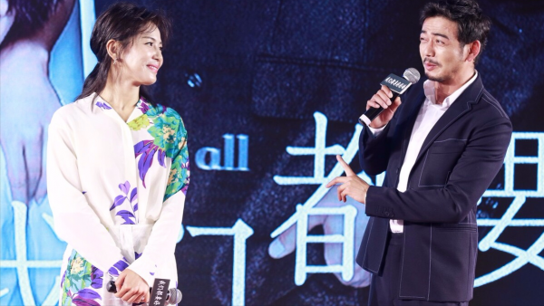 劉濤楊爍私下相處被“曝光”，兩人片場毫不避諱手拉手