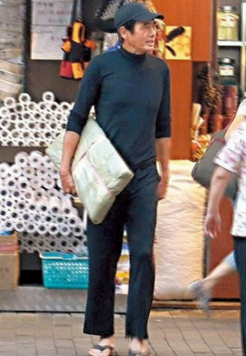 老戲骨到底多接地氣：馮鞏街上蹬三輪車，周潤發小吃店只點一碗麵