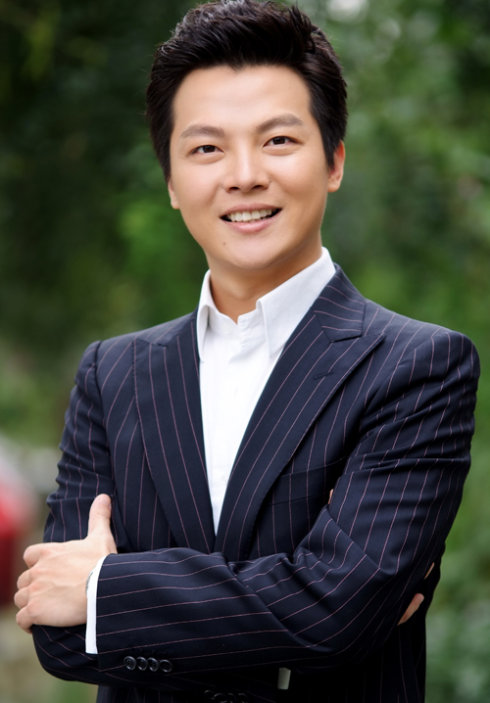 9位央視男神主持人，個個才華橫溢，康輝儒雅，撒貝南幽默