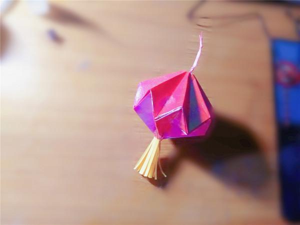 用兩張紅紙疊出時尚別緻的紙燈籠