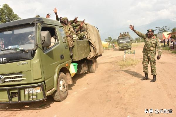 非洲“中械”部隊亮相？東風輕卡遠端機動，89式重機槍火力支援