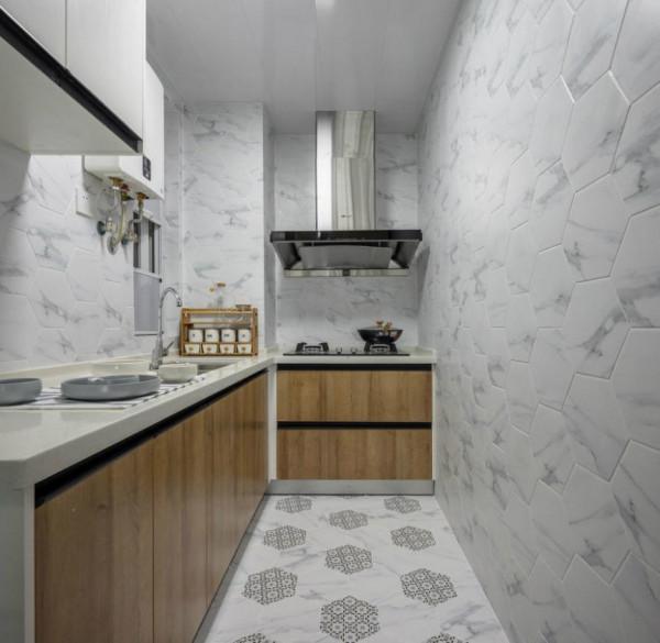 她家客廳好好看，像是住進了熱帶雨林，想買同款桌布