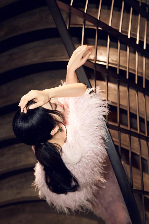 紅毯女王終於迴歸！范冰冰晚宴造型徹底封神，穿羽毛禮服美成主角