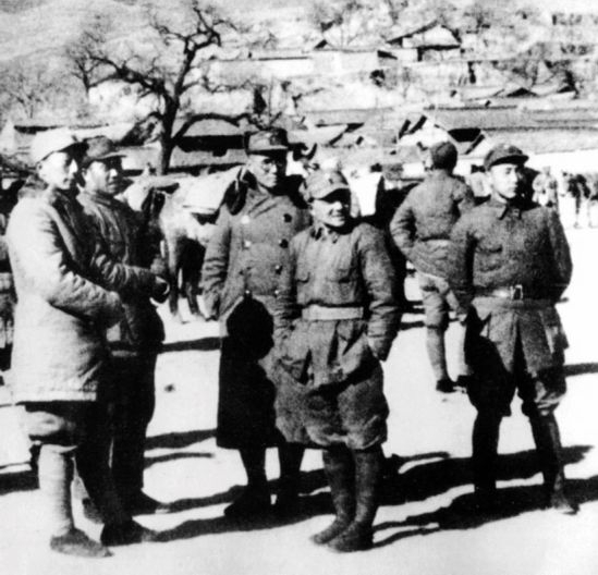 攻打黃維兵團，眾多將領紛紛請戰，陳賡託私人關係，劉鄧相視一笑