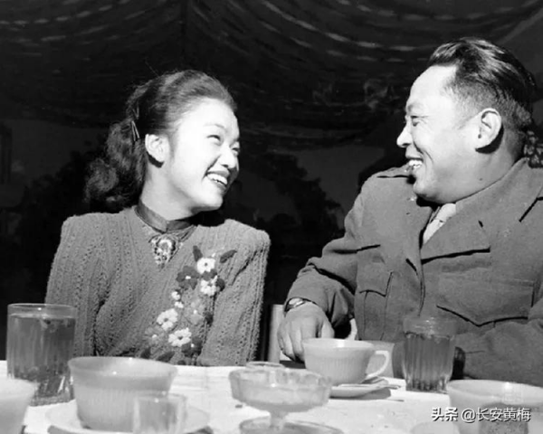 1949年，一架國民黨運鈔機墜毀湘西，掉落10萬銀元害慘百姓