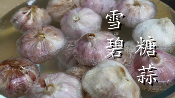 大蒜中倒入雪碧,原來飯店的糖蒜都是這樣醃的,難怪那麼好吃 大蒜中倒入雪碧,原來飯店的糖蒜都是這樣醃的,難怪那麼好吃