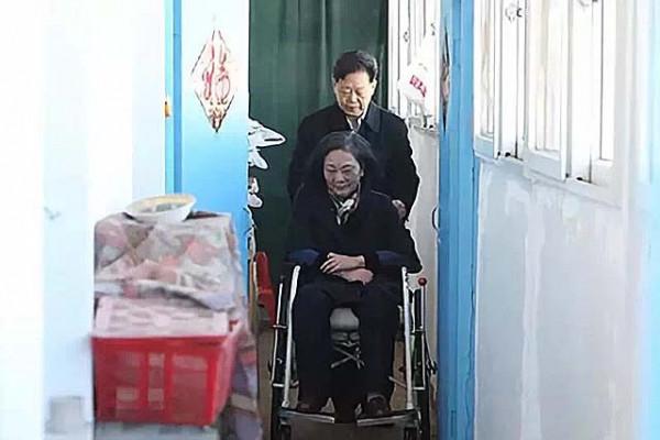 寵妻飛行員照料癱瘓妻子41年：2017年妻子離世，閆志國為妻換軍裝